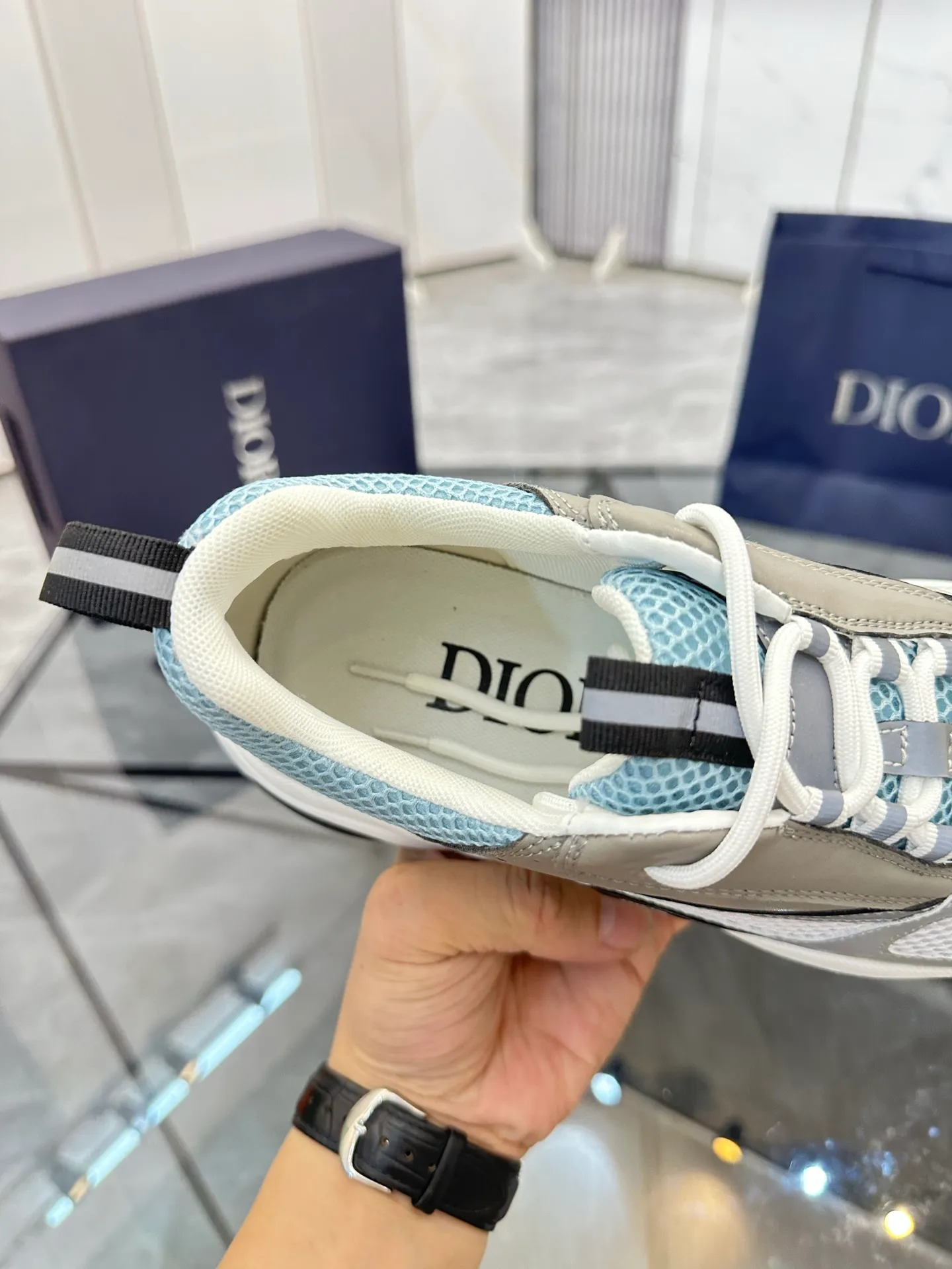 Men's shoes: 💰P460¥ Ready in Guangzhou, fully packaged Product trademark: Dior* "Dior*" low-top casual shoes Regular size: 38-46 (can be customized to 47) B22 Product materials: imported cowhide leather upper spliced ​​with original fabric, breathable lining, original outsole. Number: 920